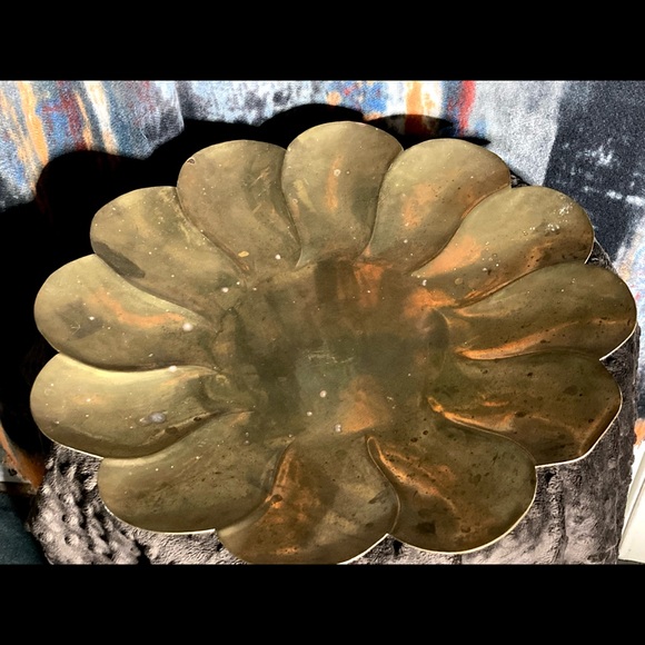 Large Vintage Brass Flower Shaped Charger | Tray Platter | Antiqued Patina - Picture 4 of 12